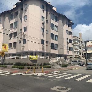 Lindo apartamento em Canasvieiras a uma quadra do mar - próximo ao Trapiche dos Barcos Piratas